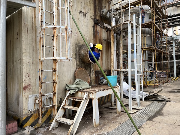 1697180031626525.jpeg 10月13日,青年突擊隊(duì)馬雷正在E60人孔處鉆入,準(zhǔn)備作業(yè).jpg