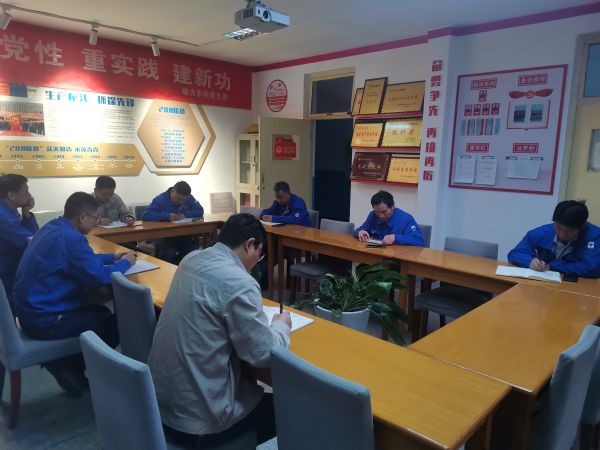 1697184281274566.jpeg 12日晚上8點,安全員在檢修例會上通報當天檢查結果.jpg