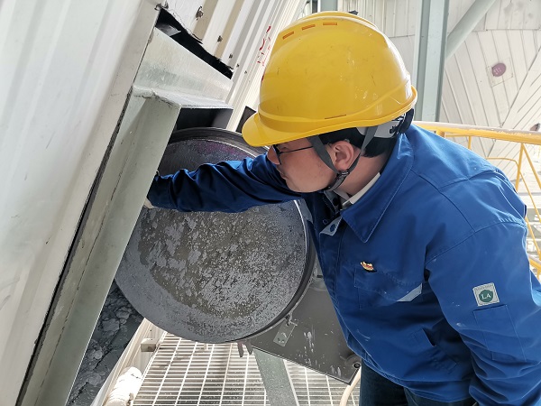 1697247406181133.jpeg 13日上午11時,陳健在一期脫硫現場檢查灰斗內積灰.jpg