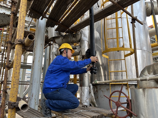 1697248003272096.jpeg 10月13日,操作工馬祥文檢查新安裝液位計.jpg