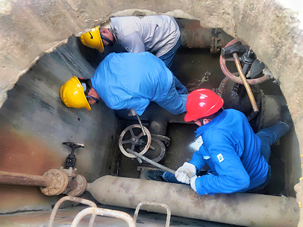 1697329729159237.jpeg 10月13日合成車間副主任劉立考,設備員董子旭身先士卒進入地坑開閥.jpg