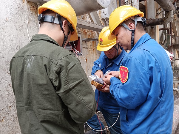 1697526685480177.jpeg 10月13日,檢修人員在更換儀表并檢測數據.jpg