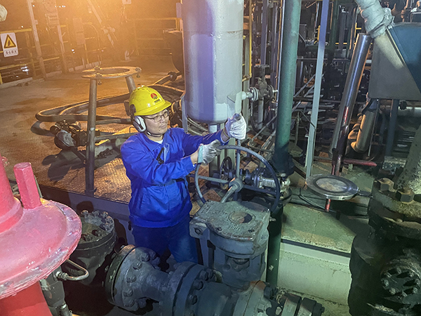 1697527585124893.jpeg 10月7日1:00,班組人員隔離氣化爐煤漿管線,做吹掃前準(zhǔn)備 合成車間  張龍厚.jpg