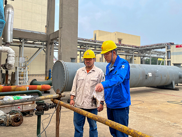 1697529746159004.jpeg 10月17日,合成車間安全員董子旭和技術員張曉林現場指導清理焊渣工作.jpg