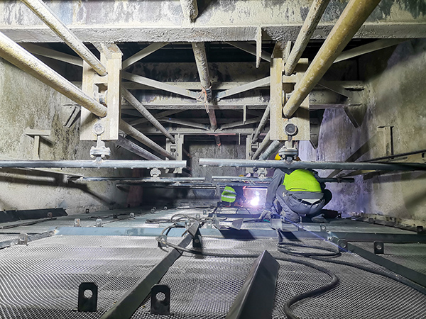 1697590150104029.jpeg 10月17日上午,安裝人員正在焊接密封進(jìn)入煙道新催化劑.jpg