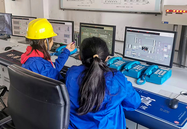 1697592593987428.jpeg 二期循環水崗位師傅正在向青年職工吳琳講解DCS上的廠控指標問題.jpg