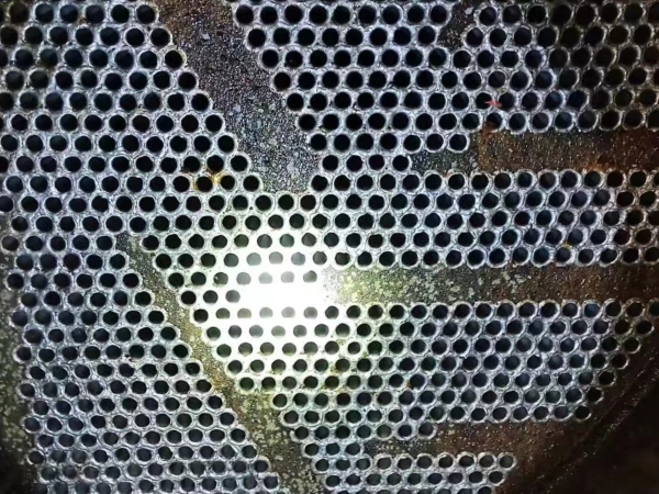 1697609425728549.jpeg 清洗后的表冷器列管.jpg