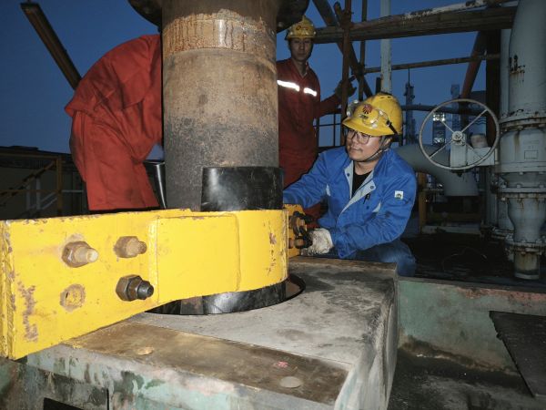 1697680817606759.jpeg 10月16日晚,檢修人員對(duì)減速機(jī)長(zhǎng)軸進(jìn)行固定.jpg