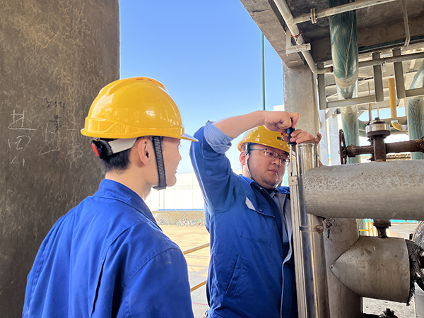 1697697782555854.jpeg 10月14日 青工王少峰,黨鑫在合成裝置現場加裝玻璃杯液位計蓋板  合成車間  趙悅.jpg