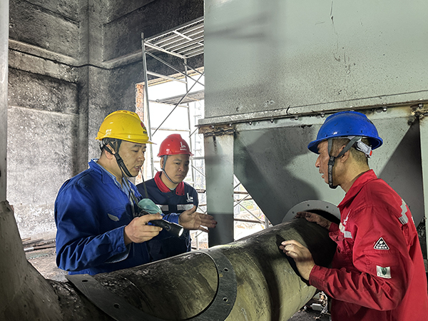 1697697894545557.jpeg 3#鍋爐除塵器檢修現場技術員贠文軍與施工單位商討焊接細節  黃彩育.JPG