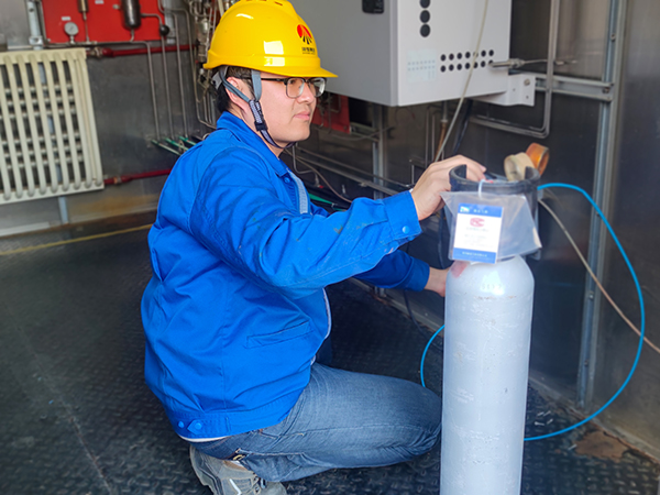 1697697996912317.jpeg 10.18在線儀表黨員薛豪進行可燃有毒氣體報警器標校   質量監督檢驗部  張軍.jpg