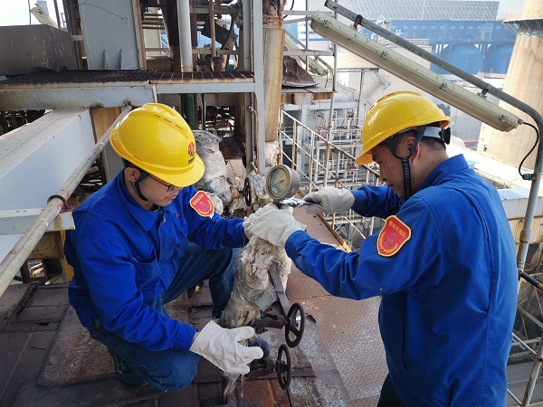 1697785147547684.jpeg 10月15日上午16時,皇甫少強和楊劍琪在3號鍋爐過熱器聯箱處拆卸壓力表.jpg