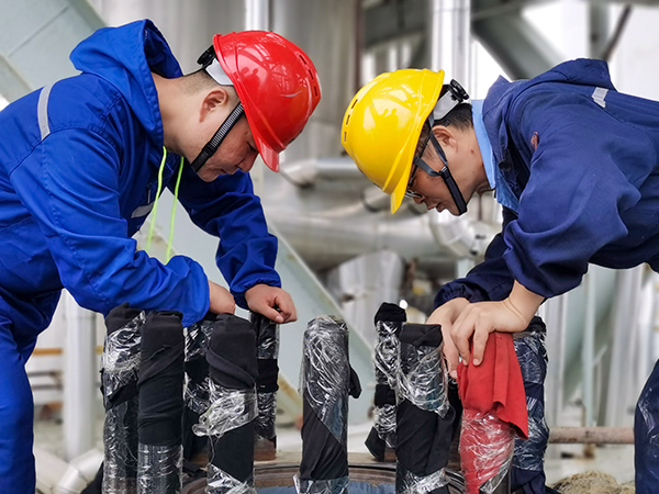 1697794776659372.jpeg 尿素車間副主任王慶振,生產部設備員莊林在2#甲銨冷凝器上部封頭處監護.jpg