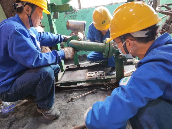 1697940570769374.jpeg 左克利帶領(lǐng)青工進(jìn)行電磁流量計(jì)拆檢工作.jpg