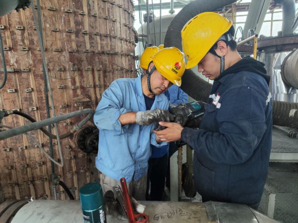 1697940579509047.jpeg 陳宮正在進(jìn)行電磁流量計(jì)拆檢工作.jpg