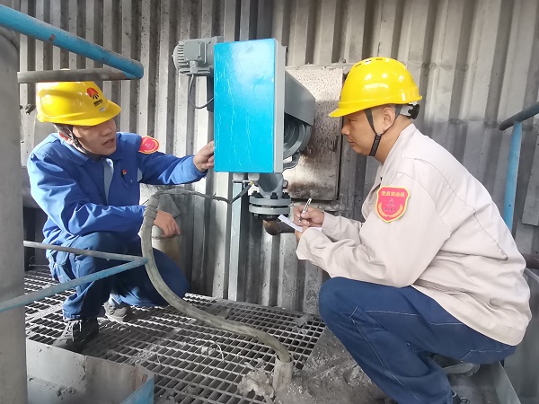 1697940765315628.jpeg 10月14日下午,80后李舟和90后張建國配合調試吹灰器.jpg