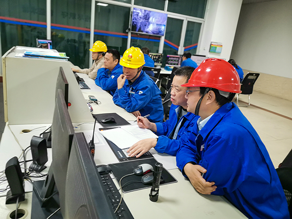 1698018965886408.jpeg 10月22時晚上19時,2號鍋爐點(diǎn)火時的控制室.jpg