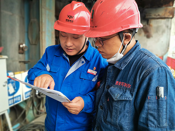 1698138003988202.jpeg 10月15日,焦路秦在1號鍋爐燃燒器更換現(xiàn)場檢查票證.jpg