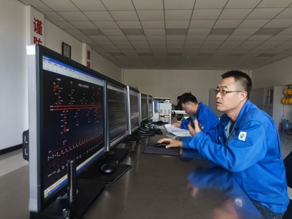 1698374941256582.jpeg 馮向陽與運(yùn)行員工溝通現(xiàn)場(chǎng)故障處理情況.jpg