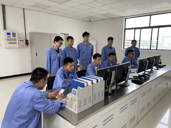 1698374949820048.jpeg 馮向陽在班前會(huì)時(shí)間分析近日工作進(jìn)展情況.jpg