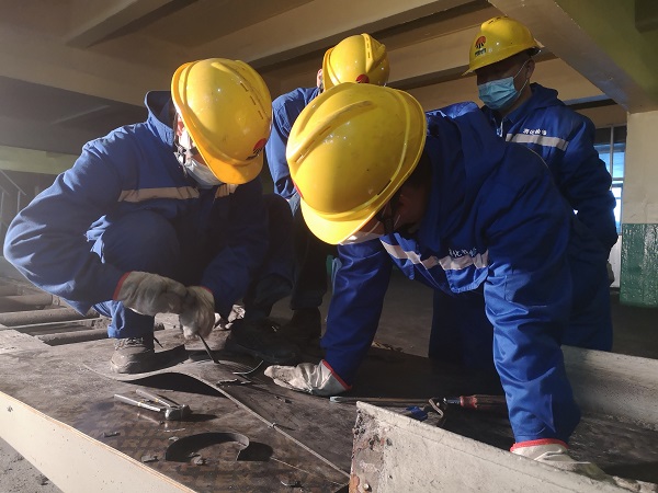 1700093772124446.jpeg 6號包裝線皮帶進行整體更換.jpg