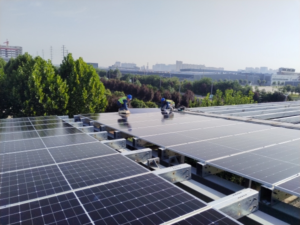 1701051674588761.jpeg 9月,三期光伏施工現場,施工人員正在敷設組件2.jpg