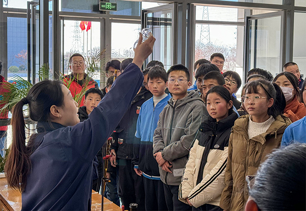 1701415318961381.jpeg 化驗室員工在給同學們展示化學實驗   600.jpg