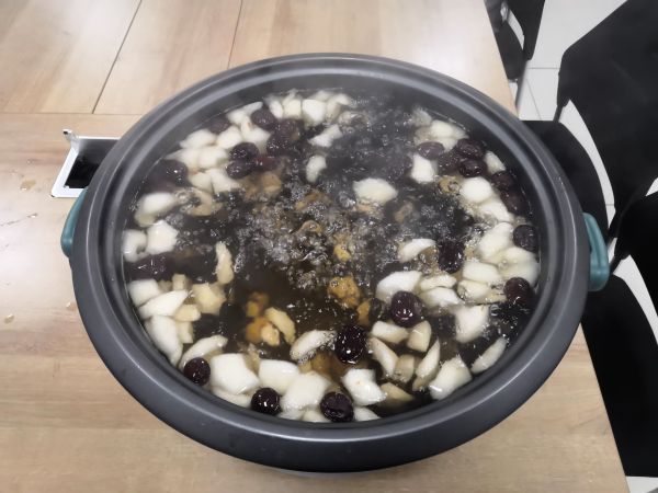 1702019123143709.jpeg 圖2 12月8日,交接班室熬煮一大鍋冰糖雪梨湯。肖歡  攝.jpg