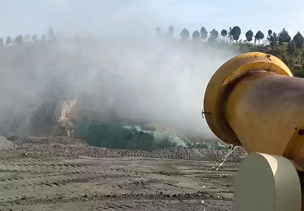 1702863828209975.jpeg 2023年11月運銷市場部冬天藍(lán)天保衛(wèi)戰(zhàn)渣場露天霧炮抑制揚塵.jpg