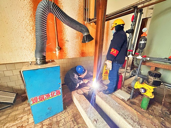 1705623946302651.jpeg 檢修人員現場進行焊接作業安全環保與之同行2(煙氣回收機有效使用).jpg