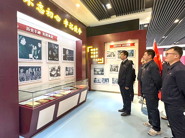 1712730480303009.jpeg 2024年4月9日乙二醇車間黨員職工們,駐足學習趙夢桃個人事跡.jpg