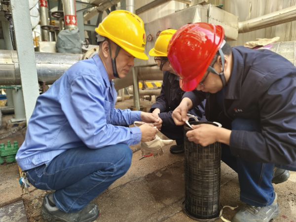 4月15日，尿素車間技術人員對現場濾網進行檢查.jpg