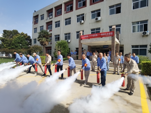 6月13日上午，消防培訓(xùn)結(jié)束后大家分組現(xiàn)場(chǎng)進(jìn)行滅火器模擬使用3.jpg
