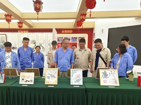6月14日，尿素車間黨支部組織黨員參觀廉潔作品展1.jpg