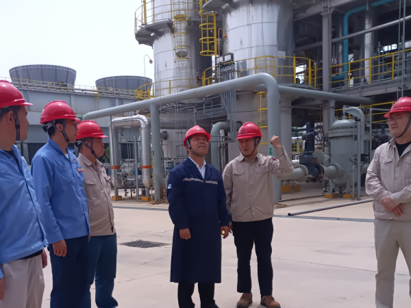 1718873174944707.png 公司領導在凈化裝置檢查指導工作.png