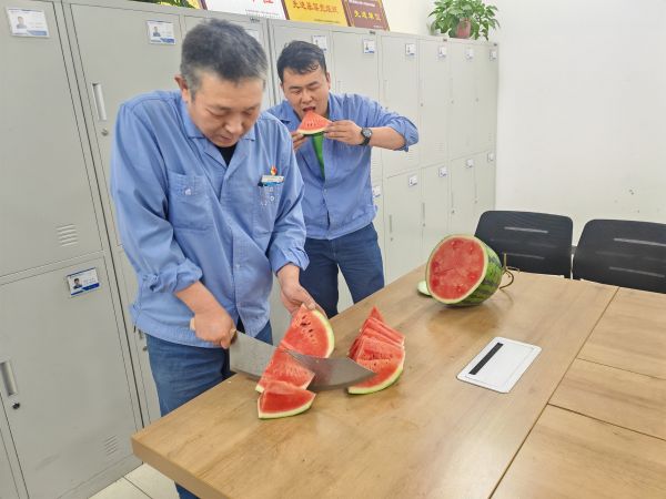 圖3 6月25日，班長雷仲民正在切西瓜。 肖歡 攝.jpg