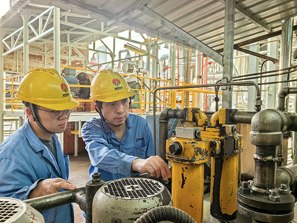 1719373275326721.jpeg 安朝陽和岳維哲在裝置現場.jpg