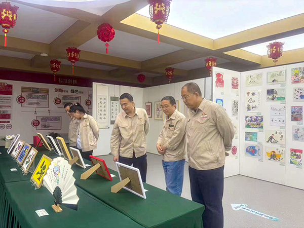 1721292351260348.jpeg 實業支部組織參觀廉潔文化作品展.jpg