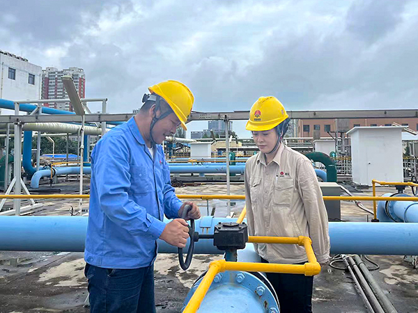 1721379804805408.jpeg 7.19當班人員在污水處理現場調整曝氣風量   600.jpg