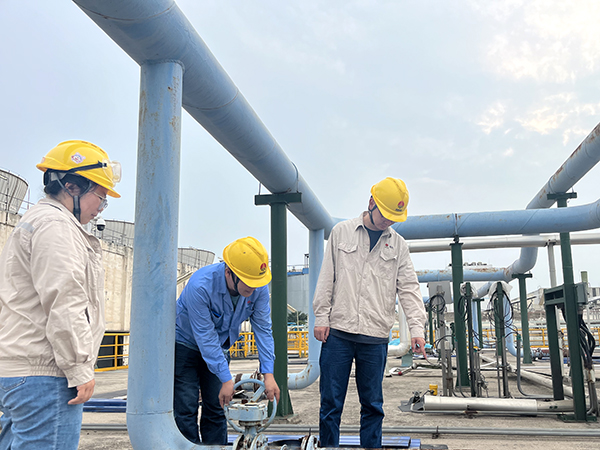 1721379824313934.jpeg 當班人員在現場調整污水處理SBR池的曝氣風量.jpg