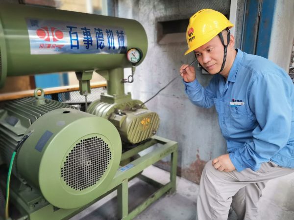 1722496295335858.jpeg 霍選民在裝置現(xiàn)場巡檢設(shè)備.jpg