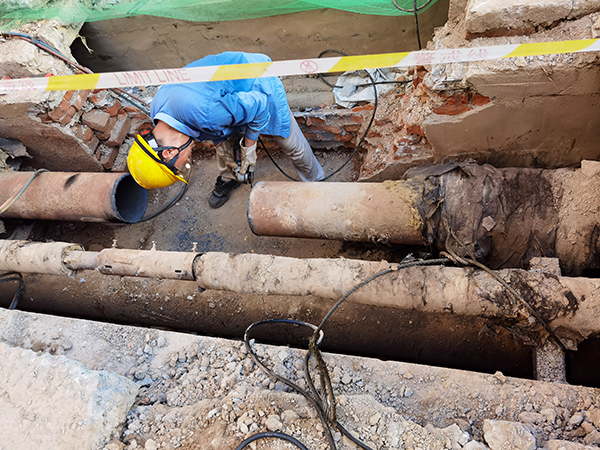 1722905792145115.jpeg 檢修師傅在搶修管道漏點.jpg