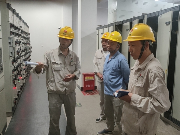 1726725996929292.jpeg 9月12日,計控電儀部技術人員正在講述設備原理和操作步驟.jpg