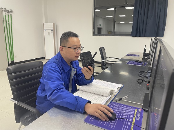 1727874160770755.jpeg 青工劉林在控制室內(nèi)與現(xiàn)場員工溝通現(xiàn)場事宜.jpg