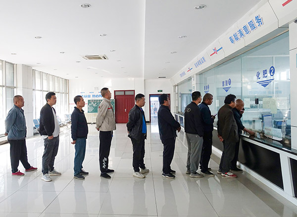 1727943422929414.jpeg 2024年國(guó)慶節(jié)運(yùn)銷市場(chǎng)部尿素銷售排隊(duì)開(kāi)票的人員.jpg