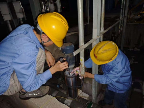 1728222561331418.jpeg 10月5日晚23時(shí)40分4號(hào)鍋爐脫硝系統(tǒng)氨水泵出力下降,閆海斌與李震在現(xiàn)場(chǎng)檢查_(kāi)副本.jpg