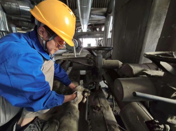 1728222583118033.jpeg 10月5日下午5號(hào)鍋爐電動(dòng)定排閥門泄漏,李震現(xiàn)場(chǎng)緊固消漏_副本.jpg