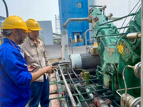 1729201919559093.jpeg 10月16日,技術員在講解設備原理.jpg