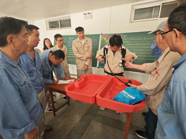 1729234361112371.jpeg 近日,計控電儀部特邀公司應(yīng)急救援隊隊長寧生修為部門全體員工進行心肺復(fù)蘇和空氣呼吸器使用方法的應(yīng)急技能培訓(xùn)1.jpg