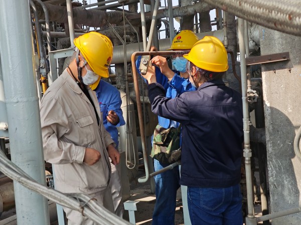 1732091226887227.jpeg 近日,計控電儀部人員對現(xiàn)場隱患排查過程中發(fā)現(xiàn)的隱患進行精細化整改.jpg